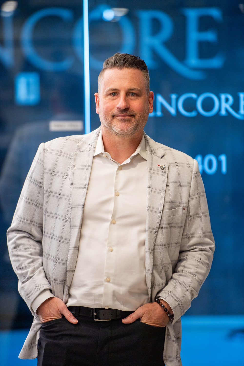 Ian Barrette, debout, dans les bureaux de l’agence